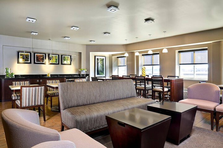 Lounge 23 of 30