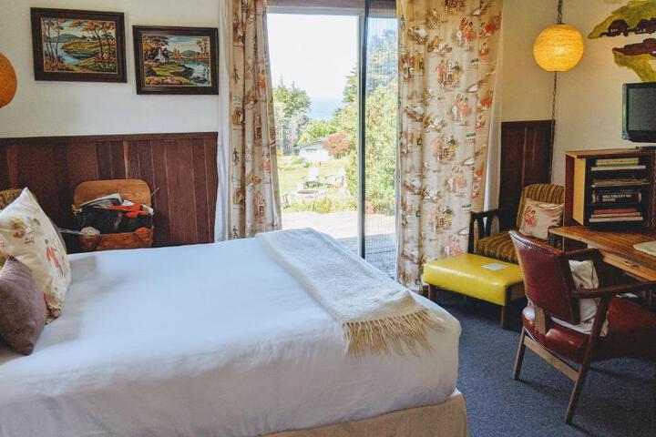 The Andiron Seaside Inn & Cabins
