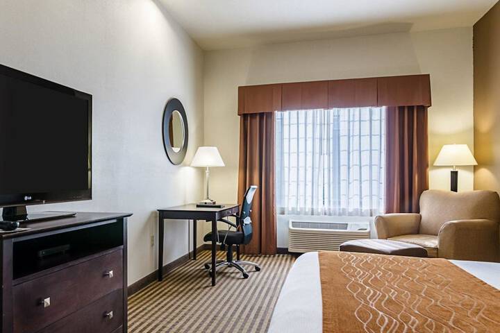 Comfort Inn & Suites Lawrence - University Area
