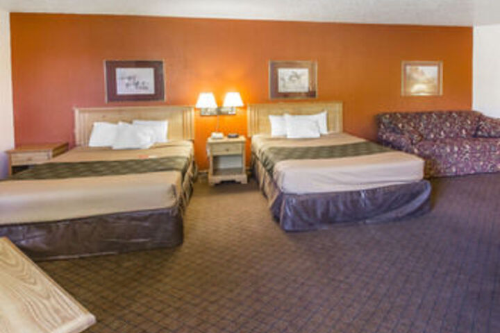 Econo Lodge Inn & Suites