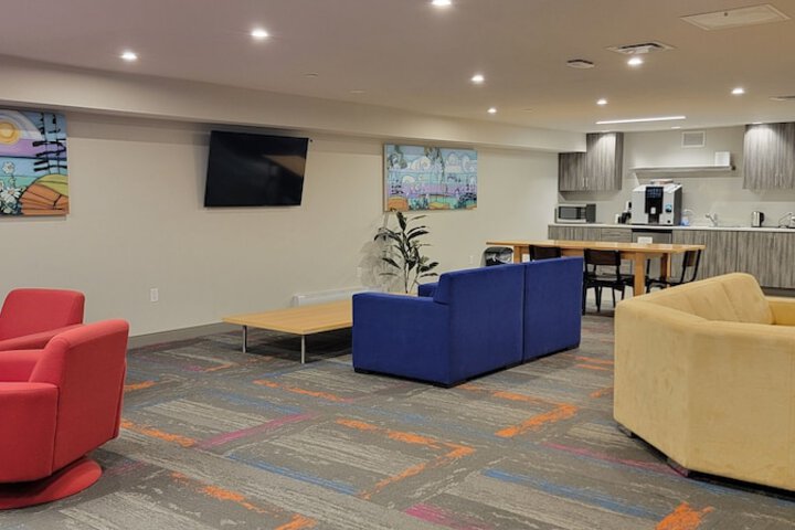 Lounge 14 of 15
