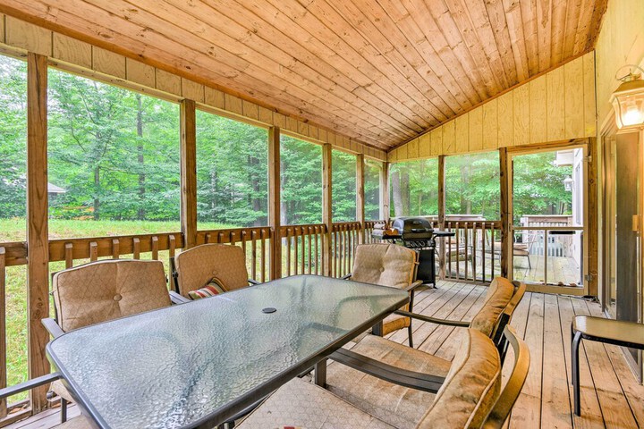 Walk to Beach: Beautiful Lake Naomi Retreat!