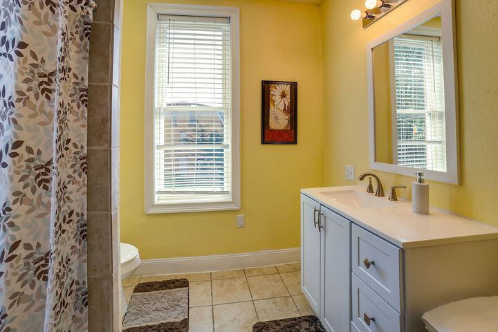Inviting Connellsville Getaway w / Deck!