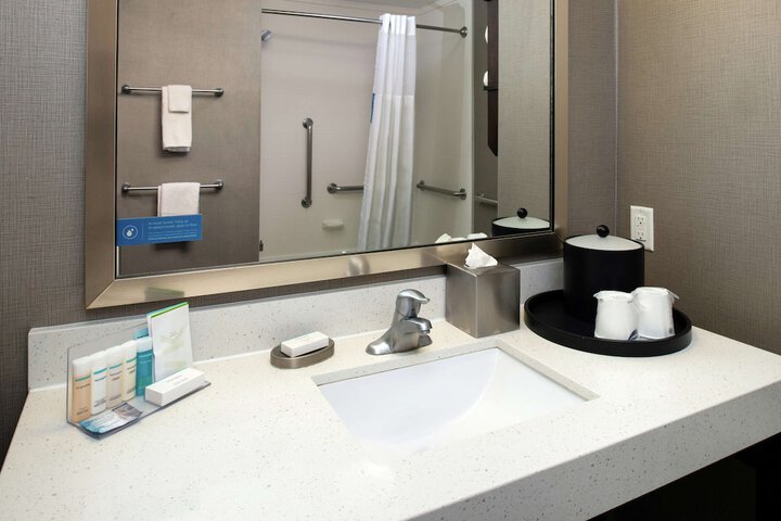 Hampton Inn & Suites Greensboro / Coliseum Area