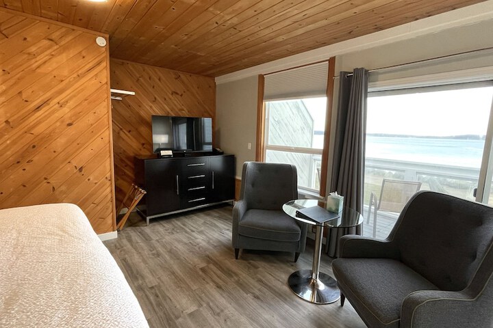 Tides Inn & Suites