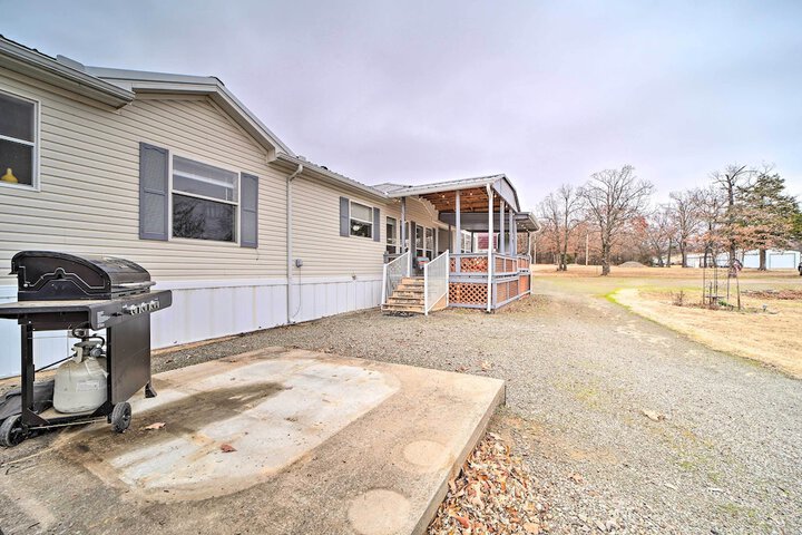 Eufaula Escape w / Deck - Steps to Lake!