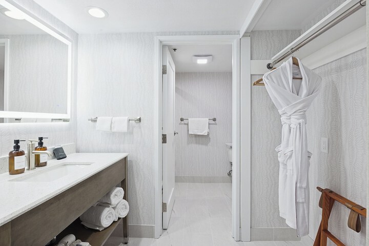 456 Embarcadero Inn & Suites