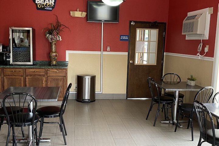 Travelodge by Wyndham La Porte / Michigan City Area