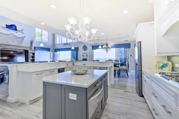 Apollo Beach House w / Private Pool + Hot Tub