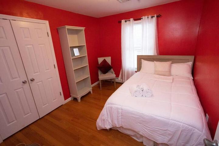 Family 3-bedroom home (2nd floor near EWR / Outlet)