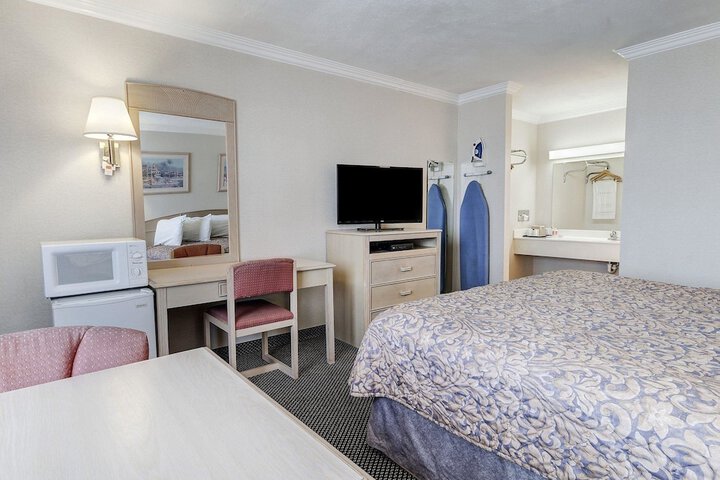 Room 15 of 28