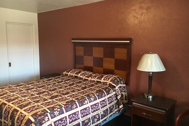 Room 6 of 28