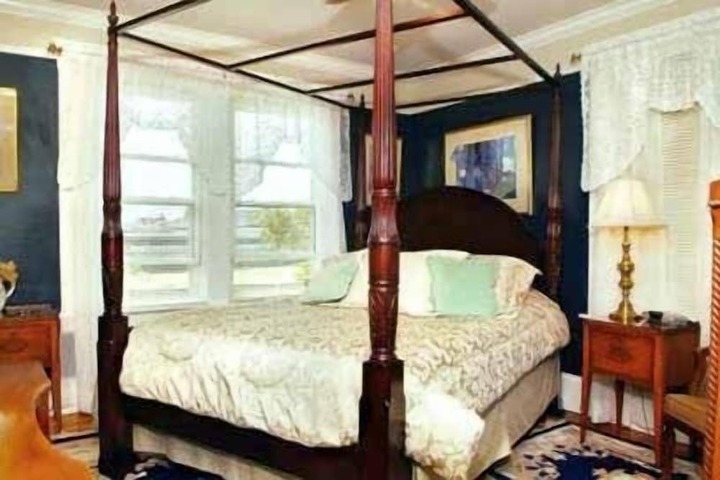 Room 8 of 10
