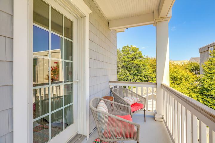 Spacious Avalon Beach House - 2 Blocks to Water!