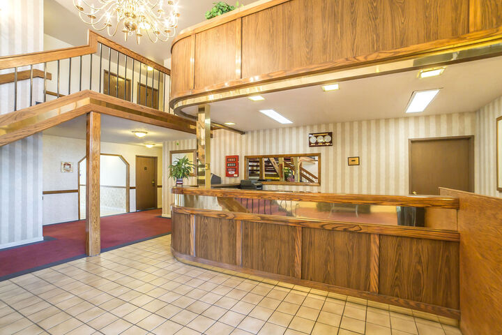 Econo Lodge Inn & Suites