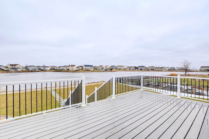 Spacious Waterfront Yorkville Getaway w / Yard