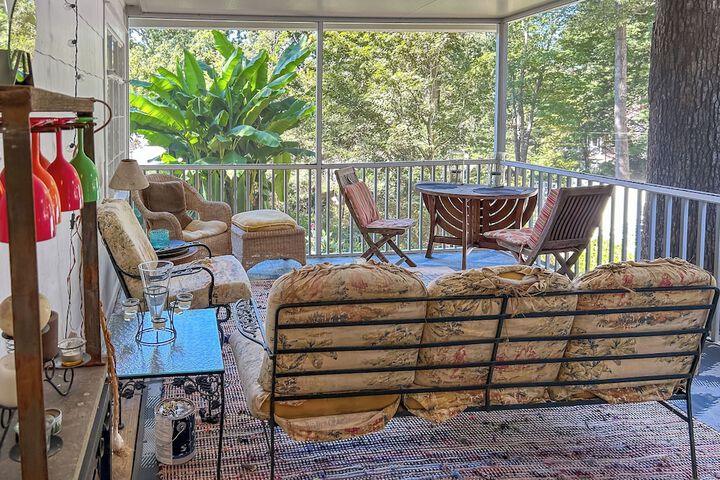 Unwind Fireside & Walk to Dtwn! Tyron Retreat
