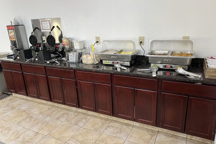 Super 8 by Wyndham Cedar Falls IA - University