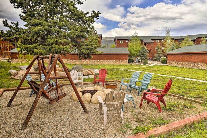 Steps to Grand Lake: Condo w / Deck & Mtn Views