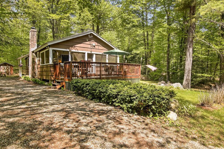 Pet-friendly Cabin w / Fire Pit BBQ & Great Deck!
