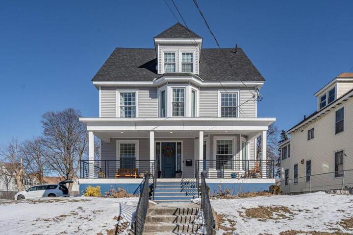 Modern 3 Bed Apt Parking W D