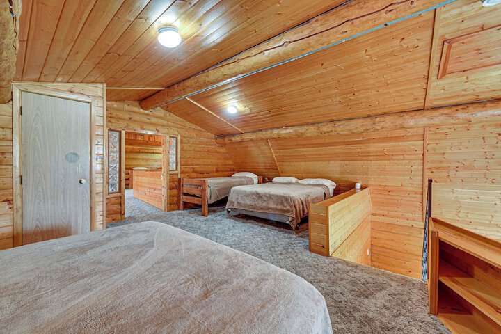 Roomy Log Cabin w / Hot Tub Walk to Kenai River!