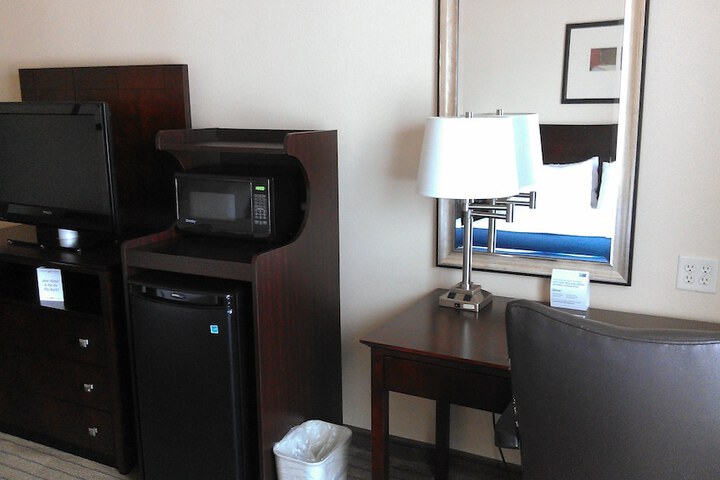 Holiday Inn Express & Suites Marshall by IHG
