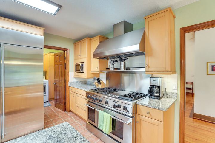 Spacious Kiawah Island Home w / Deck Walk to Beach