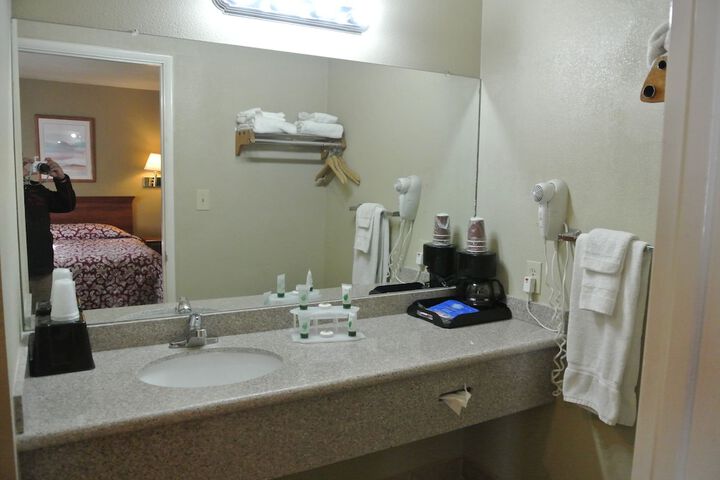 Vino Inn & Suites