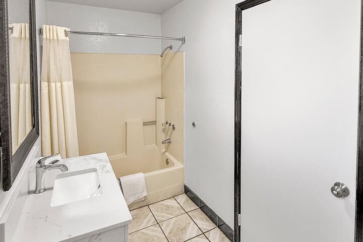 Room 16 of 18