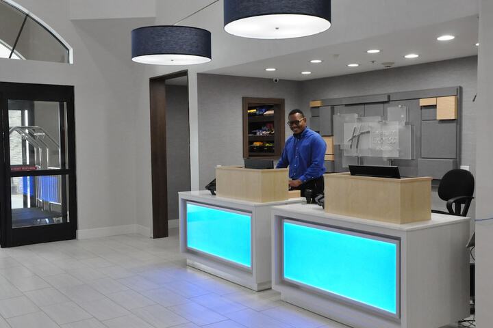 Holiday Inn Express & Suites Lake Forest by IHG