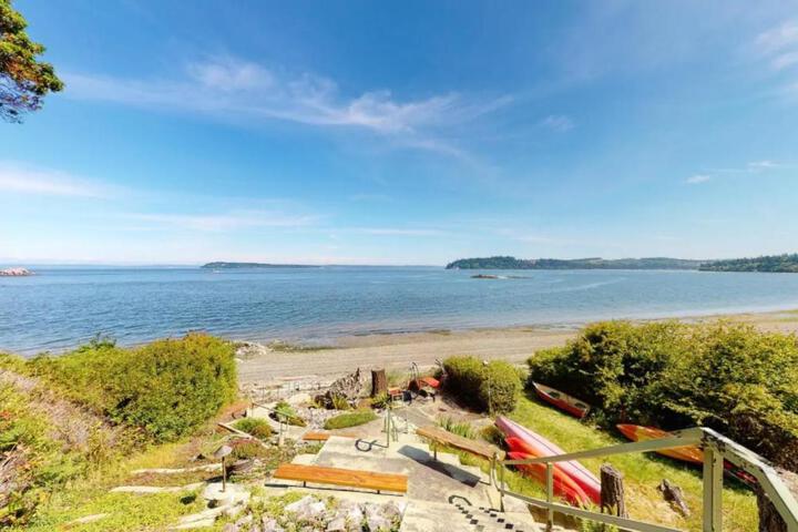 Puget Sound Chic Romantic Cottage with Private Beach Access & Gated Entry