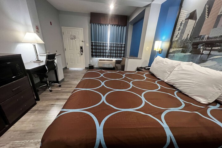 Room 15 of 32