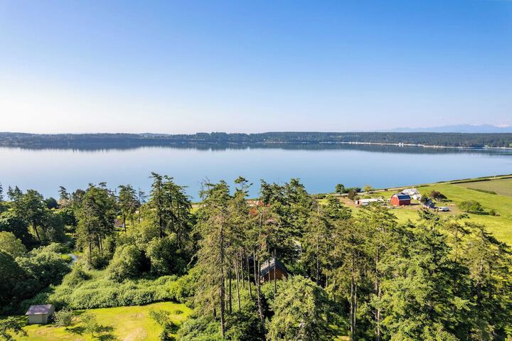Penn Cove Overlook by Avantstay Cabin w / Views