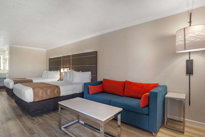 Room 32 of 60