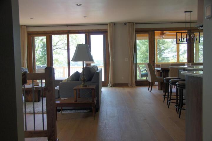 Lakefront Home 4 Bedroom 4 Bath Sleeps 12