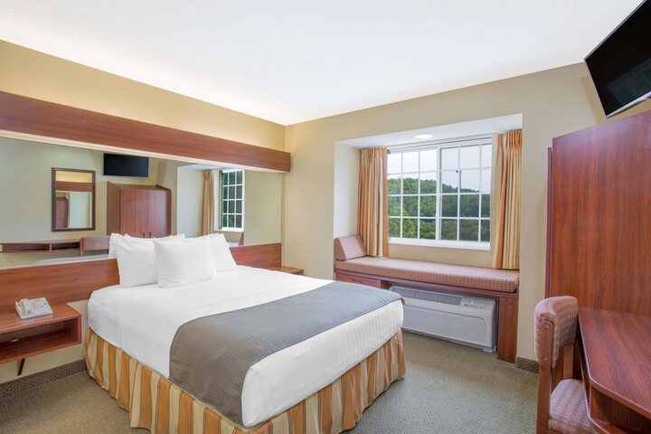 Room 8 of 16