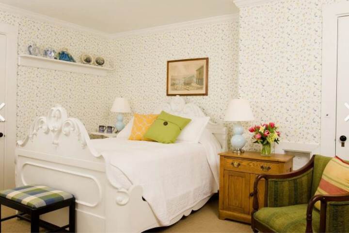 Dockside Guest Quarters & Restaurant