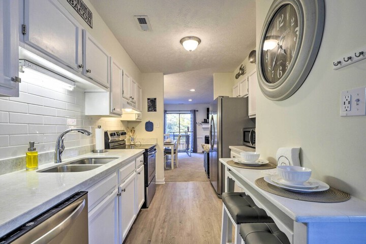 Modern Townhome w / Deck & Golf Course Views!