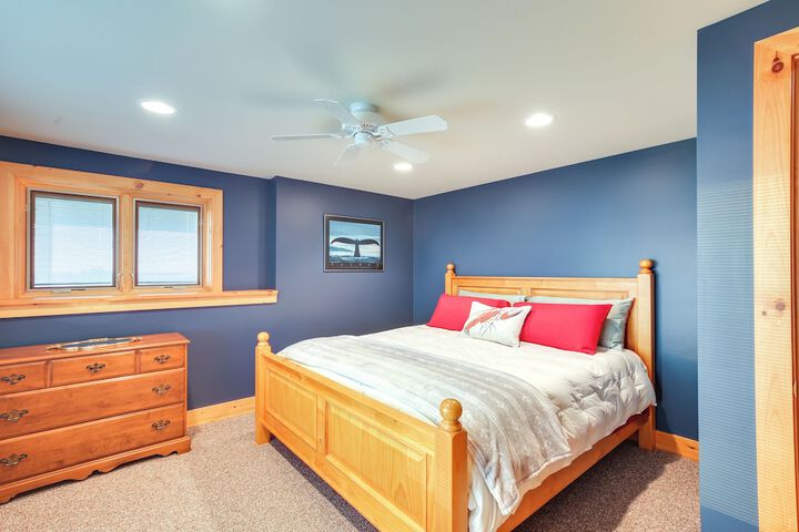 Lake View Champlain Home w / Hot Tub & Sauna!