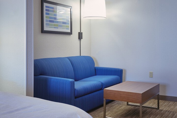 Holiday Inn Express & Suites Akron Regional Airport Area by IHG