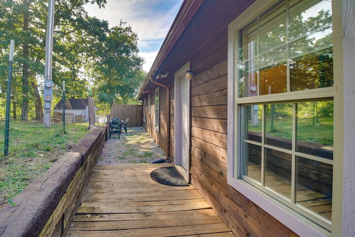 Dock Views & Grill: Spacious Grand Lake Lodge