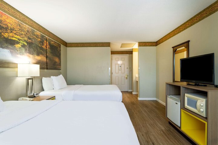 Room 13 of 32