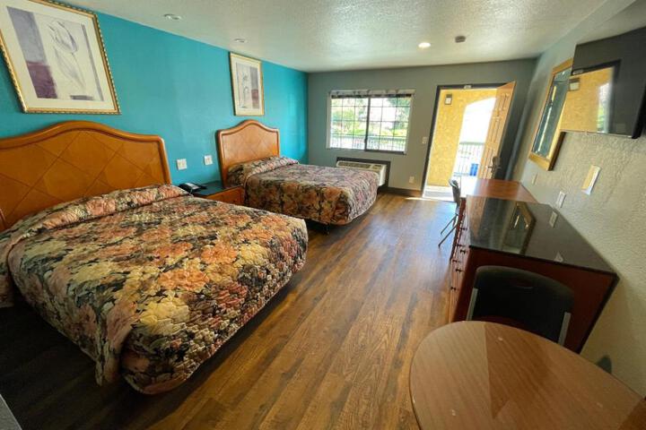 Travelers Inn