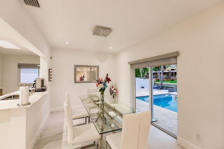 Stylish Aventura Home With Pool on Intercostal