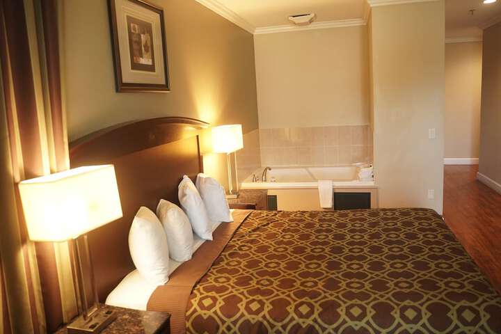 Harbor Inn & Suites