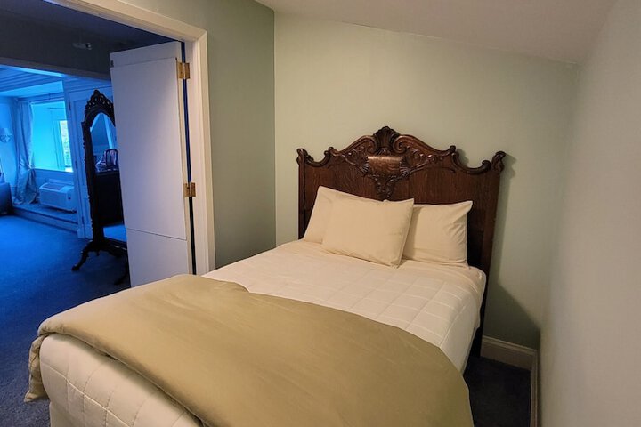 Lowell Inn