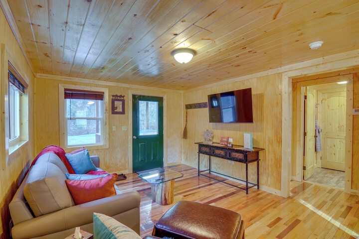 Peaceful Beattyville Cabin Near Red River Gorge!