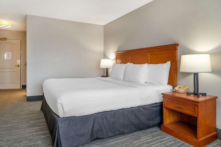 Country Inn & Suites by Radisson Rossford - Toledo South
