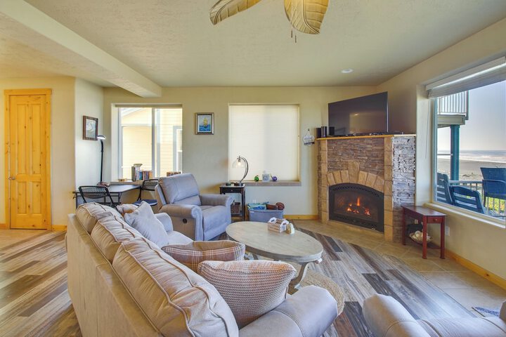 Quiet Waterfront Escape w / Hot Tub & Beach Access!